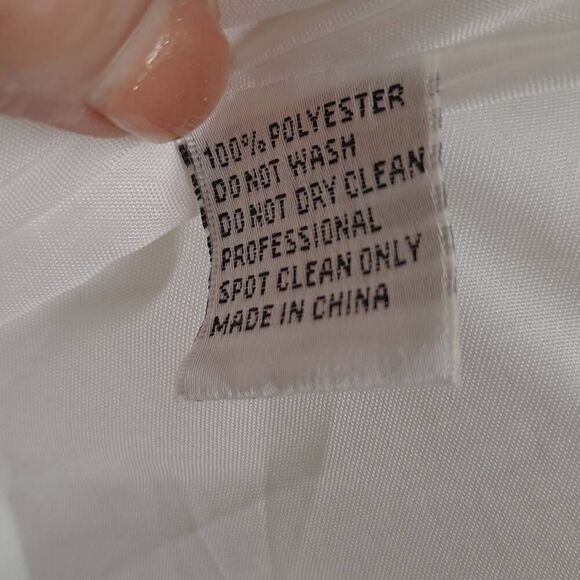 Elegant White V-Neck Gown - Picture 6 of 12